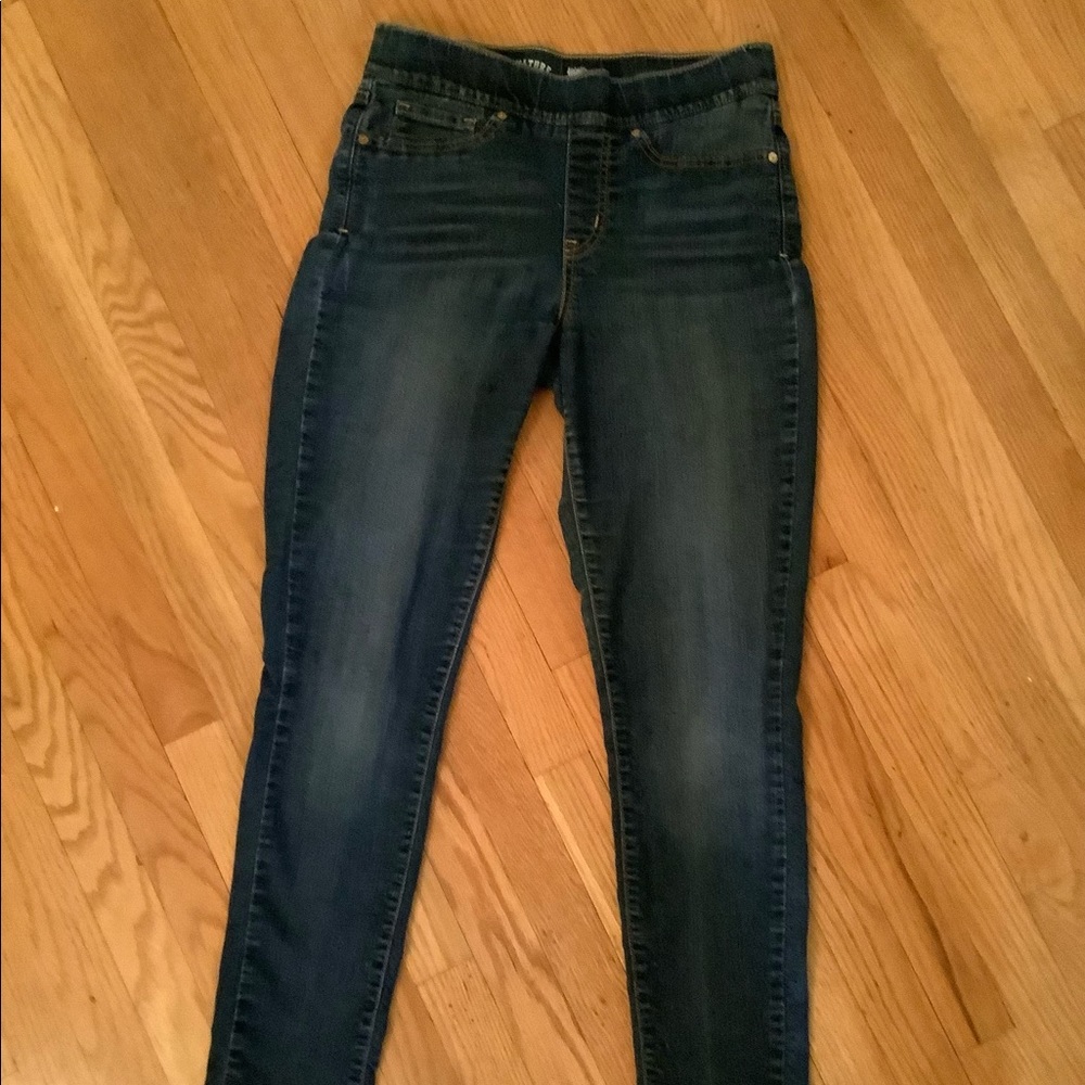 Signature by Levi’s totally shaping pull on skinny jean size 10
